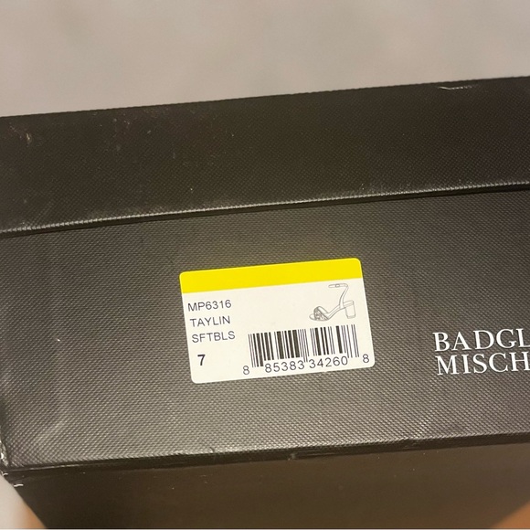 Authentic Badgley Mischka - Picture 11 of 12